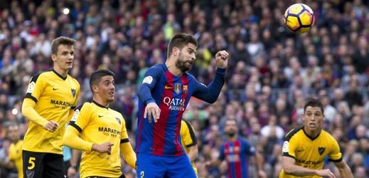 Barcelona remizovala a zůstala v tabulce druhá. (Na snímku uprostřed Gerard Piqué z Barcelony).