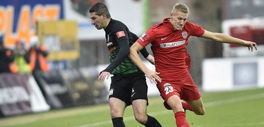 Brněnský fotbalový útočník Michal Škoda (vpravo) v souboji s Tomášem Pilíkem z Příbrami.