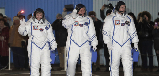 Nová posádka doplnila vesmírnou stanici. Zleva astronautka NASA Američanka Peggy Whitsonová, kosmonaut Roskosmosu Oleg Novickij a zástupce Evropské kosmické agentury Francouz Thomas Pesquet.