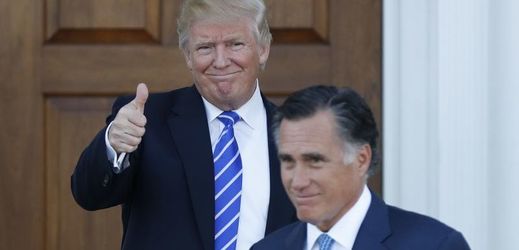 Donald Trump (vlevo) a Mitt Romney.