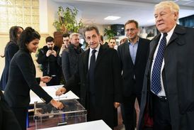 Bývalý francouzský prezident Nicolas Sarkozy (uprostřed).
