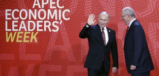 Vladimir Putin (vlevo) s peruánským prezidentem Pedrem Kuczynskim.