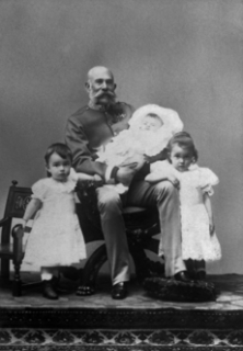 Hrdý dědeček. Císař František Josef I. s vnoučaty.