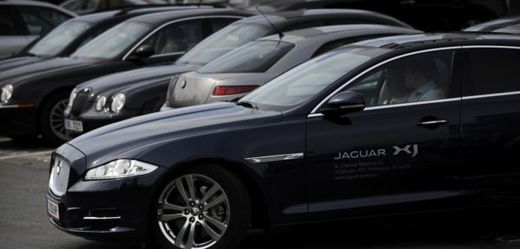  A. Charouz Motors přibírala značky jako Mercedes-Benz, Cadillac či Jaguar.