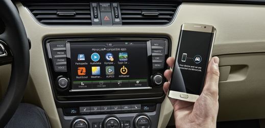 Propojení chytrého telefonu a auta poskytne řadu užitečných údajů (ilustrační foto).