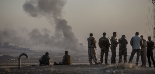 Dým z ropných vrtů zapálených IS. 