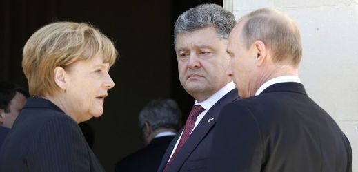 Angela Merkelová, Petro Porošenko (uprostřed) a Vladimir Putin.