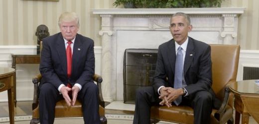 Budoucí americký republikánský prezident Donald Trump (vlevo) a dosluhující demokratický prezident Barack Obama.