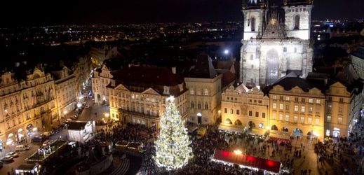 Vánoční strom a vánoční trhy na Staroměstském náměstí v Praze.