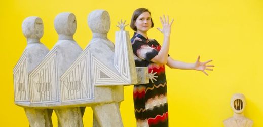 Anna Hulačová se představuje na výstavě finalistů 27. ročníku Ceny Jindřicha Chalupeckého ve Veletržním paláci Národní galerie v Praze.