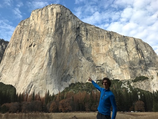 Sportovní lezec Adam Ondra přelezl jako třetí člověk na světě patrně nejtěžší vícedélkovou cestu světa Dawn Wall v masivu El Capitan v Yosemitském národním parku v USA.