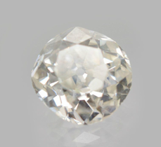 Na snímku je broušený diamant putující do aukce.