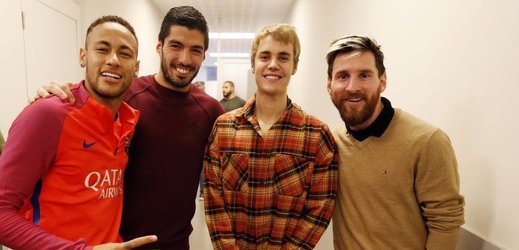 Justin Bieber se vyfotil s útočným triem MSN (zleva Neymar, Suárez, Bieber a Messi).