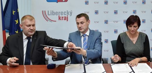 Podpis koaliční dohody. Martin Půta (uprostřed).