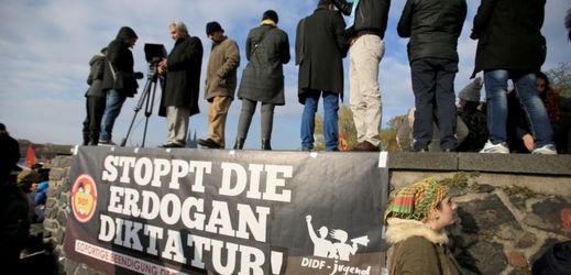 Protesty v Kolíně proti tureckému prezidentovi Erdoganovi.