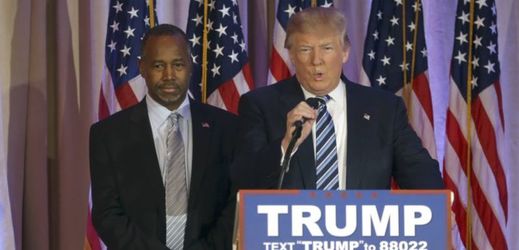 Ben Carson (vlevo) a Donald Trump během stranických primárek na Floridě.