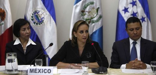 Setkání ministrů zahraničí středoamerických zemí. Uprostřed mexická ministryně zahraničí Claudia Ruizová Massieuová.