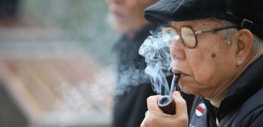 V nejlidnatější zemi světa kouří podle odhadů polovina mužů.