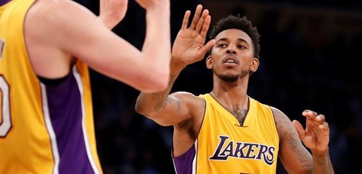 Díky tříbodovému koši Nicka Younga pět sekund před koncem basketbalisté Los Angeles Lakers zdolali v NBA Oklahomu 111:109. 