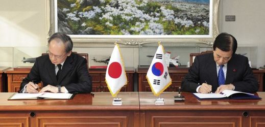 Zástupci Jižní Koreji a Japonsko při podpisu dohody. 