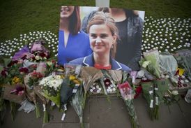 Místo před britským parlamentem, kde lidé květinami uctili zavražděnou poslankyni Jo Coxovou.