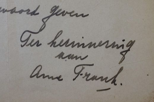 Detail na podpis Anny Frankové.