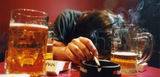 V absolutních číslech jsou v ČR zhruba dva miliony denních kuřáků a přibližně milion konzumentů alkoholu v riziku.