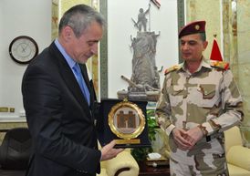 Český ministr obrany Martin Stropnický během jednání v Bagdádu s iráckým ministrem obrany Usmánem Ghánimem (vpravo).