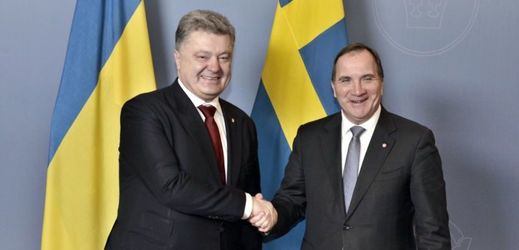 Ukrajinský prezident Petro Porošenko (vlevo) a švédský premiér Stefan Löfven.
