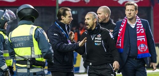 Trenér Larsson po konfliktu s fanoušky rezignoval