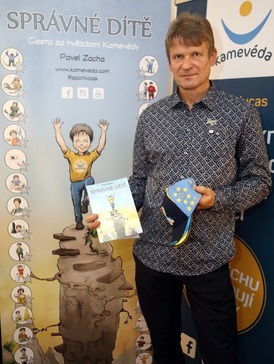 Pavel Zacha starší se svou novou knihou.