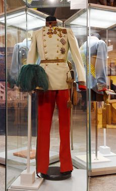 Slavnostní uniforma císaře Františka Josefa I. v hodnosti polního maršála s kloboukem s péřovým chocholem z počátku 20. století.