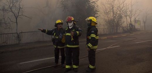 Hasiči zasahují při požáru ve městě Haifa.