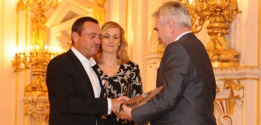 Ocenění z rukou předsedy senátu Milana Štěcha přebírá Christian Karnath, ředitel společnosti Kaufland Česká republika.