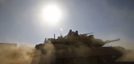 Tank irácké armády na předměstí Mosulu.