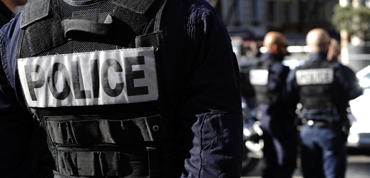 V ulicích francouzských měst hlídkují ozbrojení policisté i vojáci.
