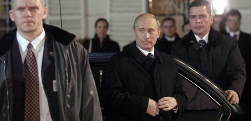 Ruský prezident Vladimir Putin s ochrankou. 