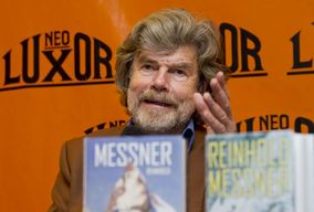 Legendární horolezec Messner se svou křtěnou knihou.