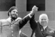 Fidel Castro se vydal v roce 1963 na návštěvu Moskvy, kde ho přivítal sovětský premiér Nikita Chruščov.