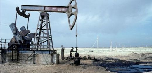 Na schůzi OPEC se má projednat snížení těžby ropy. 