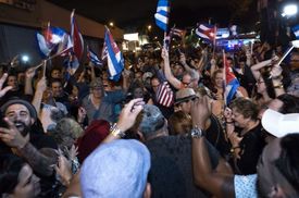 Příslušníci kubánské komunity v Miami oslavují úmrtí Fidela Castra.