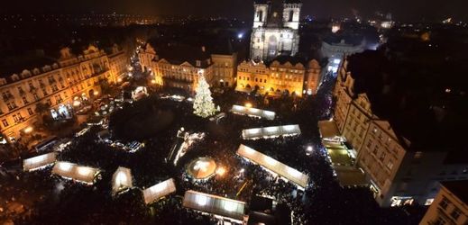 Na Staroměstském náměstí v Praze se rozsvítil vánoční strom a začaly vánoční trhy.