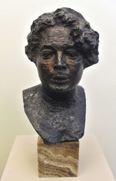 Na snímku je busta ženy Františka Kupky Eugenie Kupka, originální bronz na mramorovém soklu. Jedná se o jediné Kupkovo sochařské dílo.