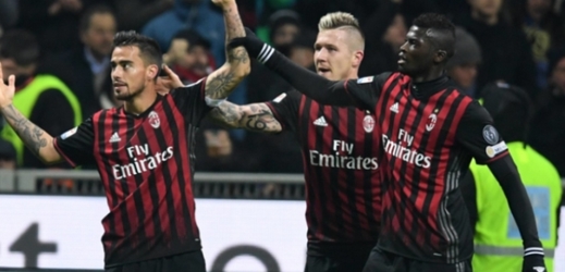 Fotbalisté AC Milán se radují z vítězství. 