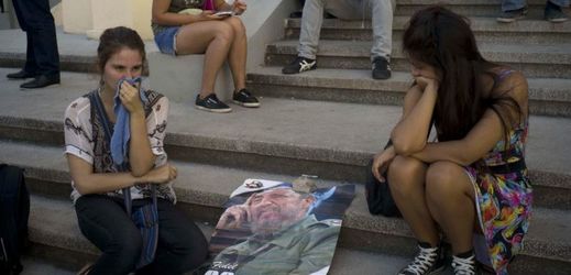 Dívky pláčou nad snímkem Fidela Castra, Havana.