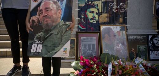 Lidé nosí na známá místa v Havaně kytky a fotografie Fidela Castra.