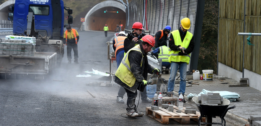 Stavba D8: dokončovací práce mezi tunely Radejčín a Prackovice.