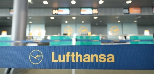 Stávka Lufthansy. Prázdné přepážky na letišti v Schkeuditzu.