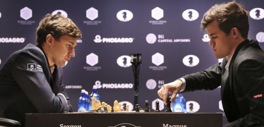 Zleva: Sergej Karjakin a Magnus Carlsen.