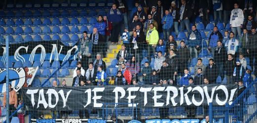 Liberečtí fanoušci uctili památku herce Peterky, ale zápasem byli otráveni.